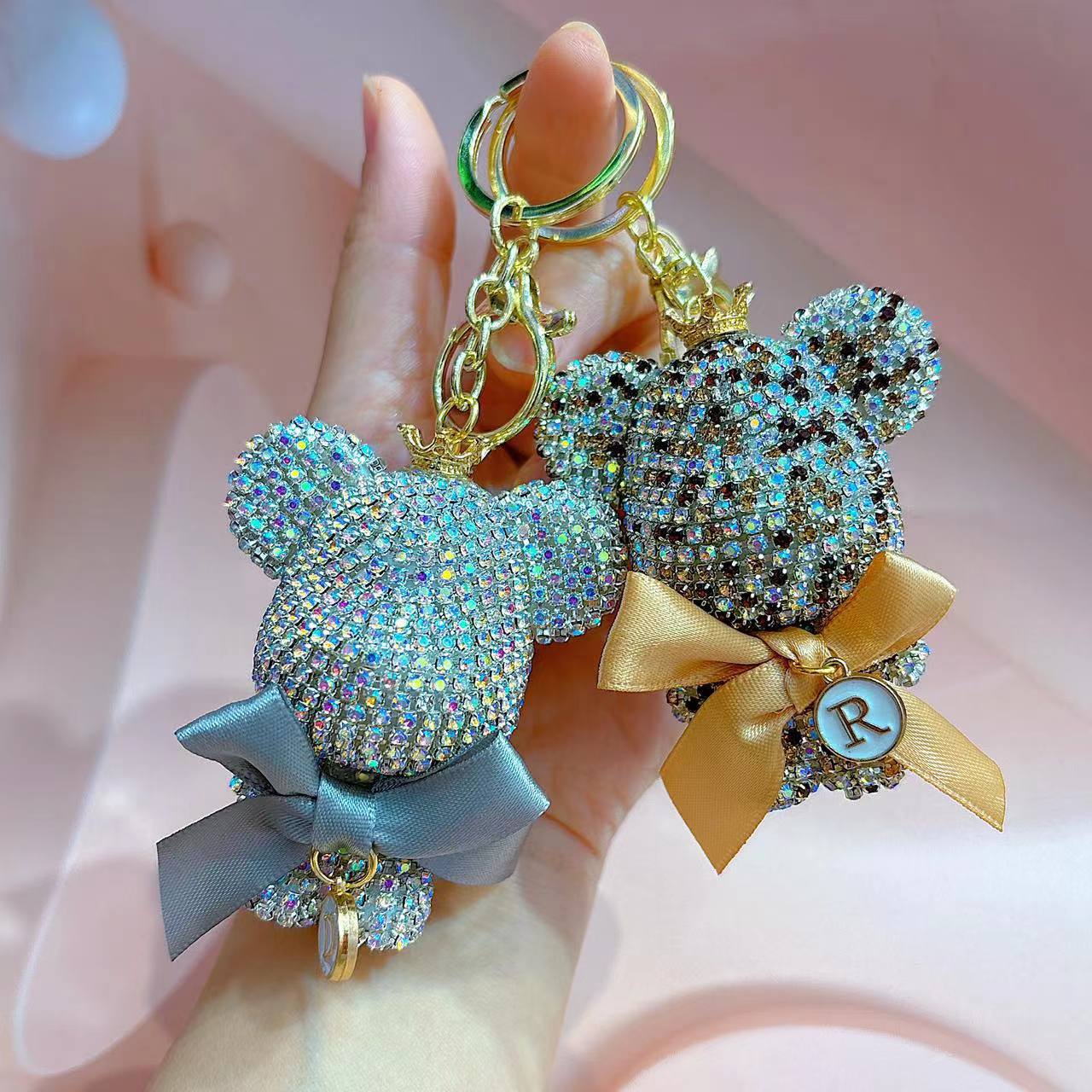 Venta directa de fábrica de lujo completo diamante muñeca llavero pajarita cabeza grande oso completo diamante bolsa colgante coche llavero