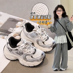 新型2025春の子供靴の軽やかな女の子のお父さん靴の中の大きい子供靴の黒色の柔らかい底の男の子の運動靴