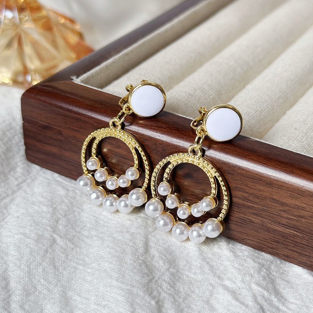 Versión coreana del temperamento de camelia, sin orejas perforadas, pinza para la oreja, flor de perla, tablero de ajedrez, pinza para la oreja triangular con diamantes, pendientes de nicho para mujeres