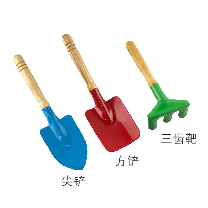Playing with sand shovels
