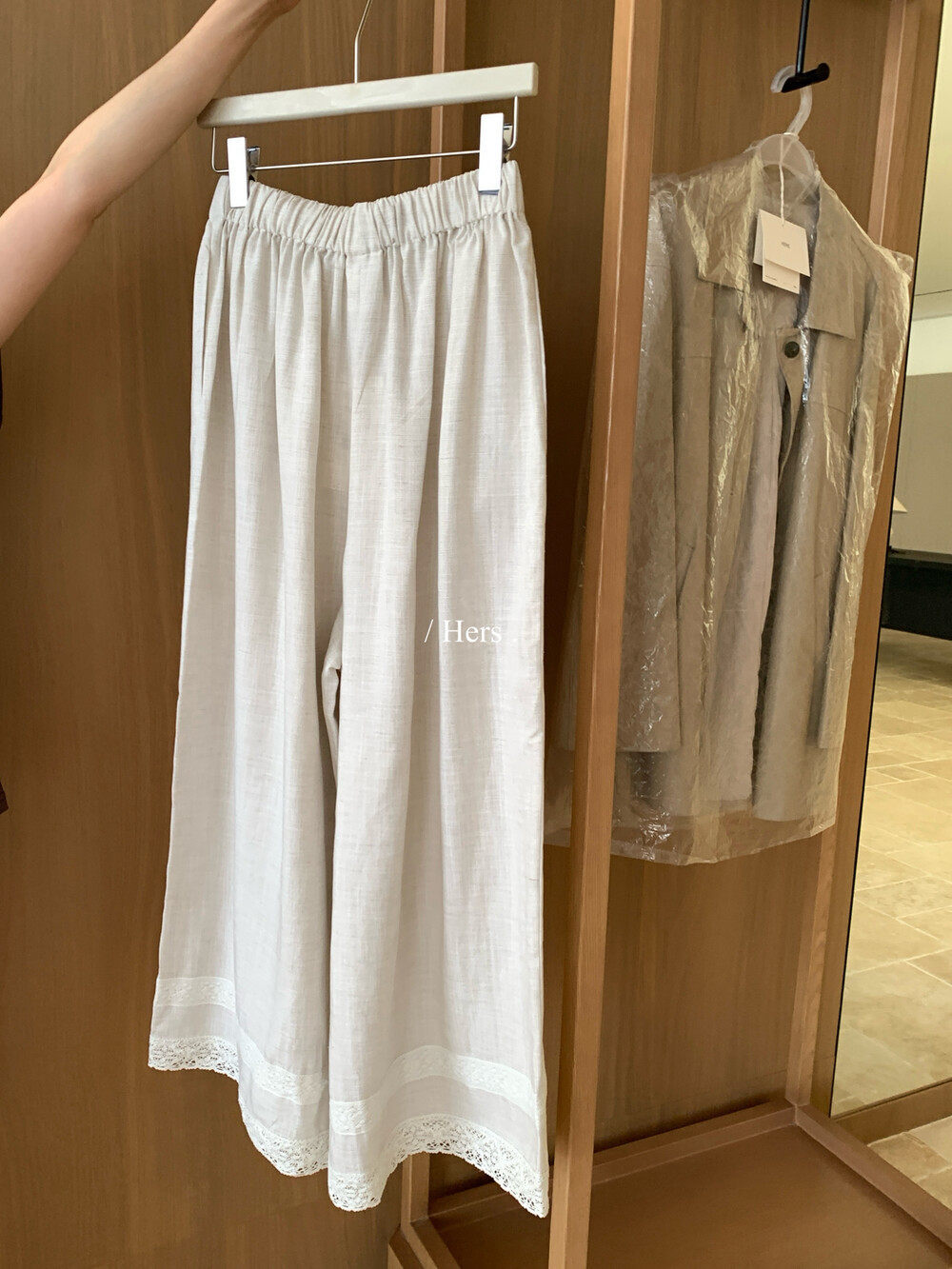 Quần culottes nữ ống rộng cạp cao chun eo viền ren dáng suông — màu trắng, xanh lá cây, yến mạch chi tiết 23