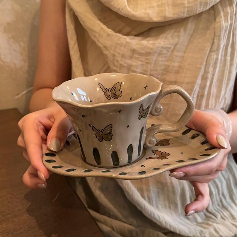 Japanese-Style Rustic Pottery Hand-Painted Cat Coffee Cup and Saucer, Vintage Irregular Edge Mug, Niche Healing Afternoon Tea Cup Japanese-Style Rustic Pottery Hand-Painted Cat Coffee Cup and Saucer, Vintage Irregular Edge Mug, Niche Healing Afternoon Tea Cup
