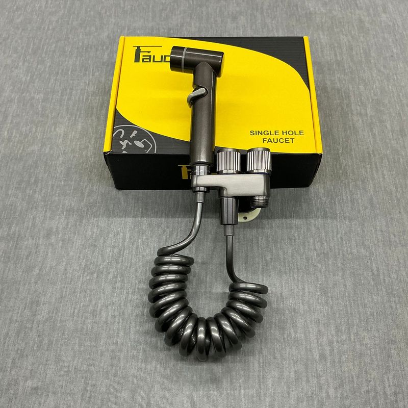 新しい便器のパートナーはスプレーガンを持って洗い流します。|undefined