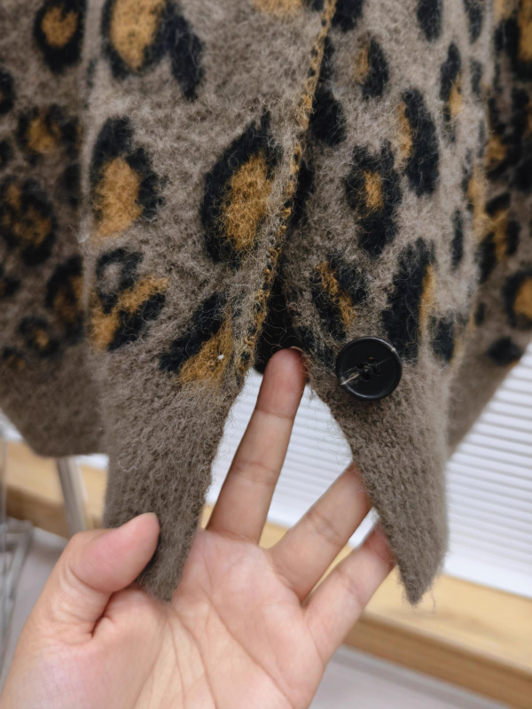 秋冬の女性向けのハイエンドヒョウ柄暖かいセータージャケット、レイジースタイル、ルーズ、ミドル丈、ニッチ、ソフトでワックスのようなニットカーディガン|undefined
