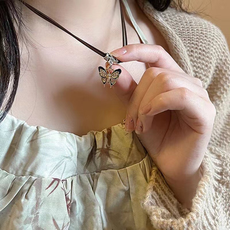 Retro Leather butterfly Pendant Necklace 2023 new pattern A small minority Design clavicle Spice Girls Necklace