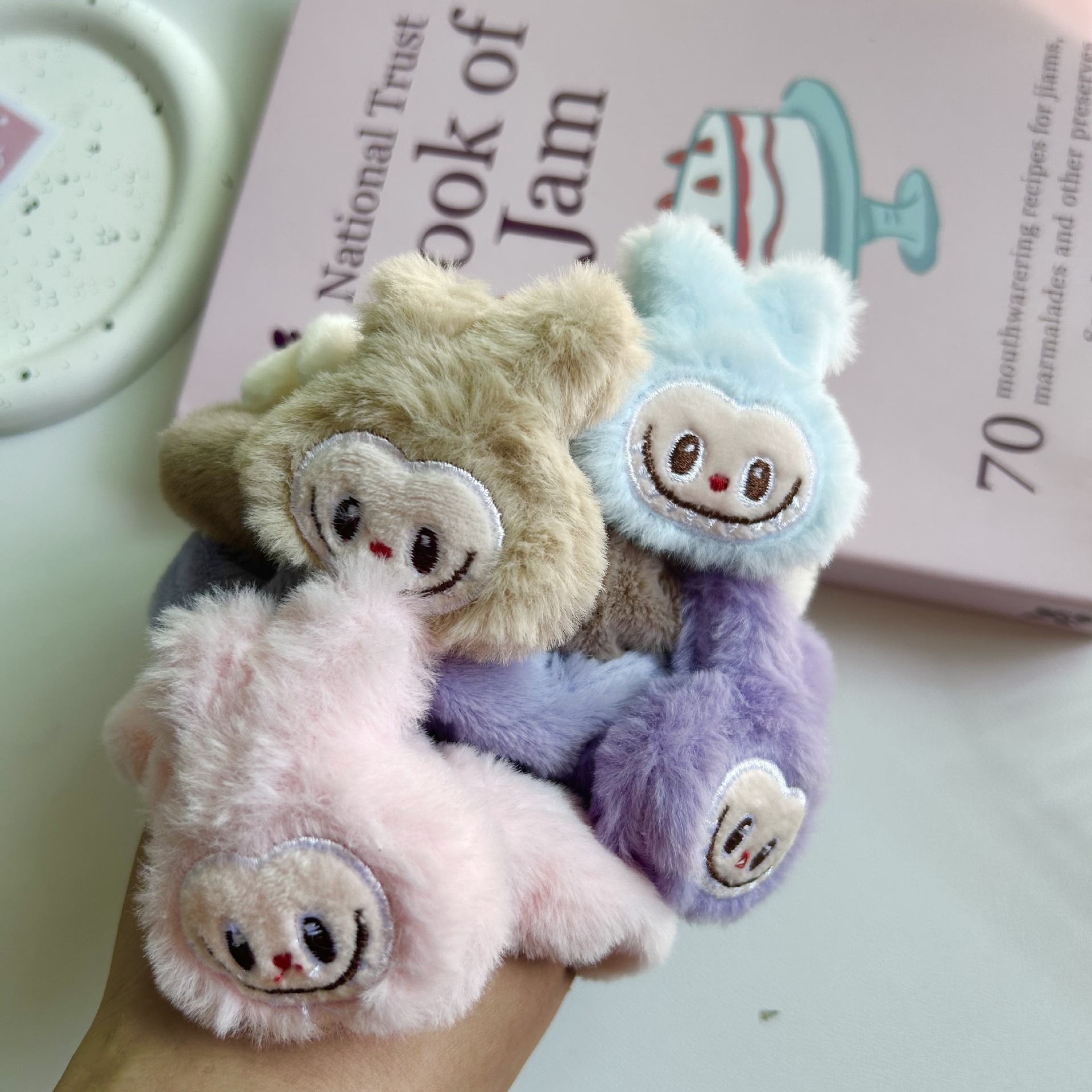 Bonito anillo de pelo de peluche de rabu animal pequeño anillo de intestino cruzado venta caliente dibujos animados correa creativa muñeca adornamiento para el pelo