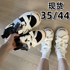 檀健次は同じタイプの口を開いて笑います。