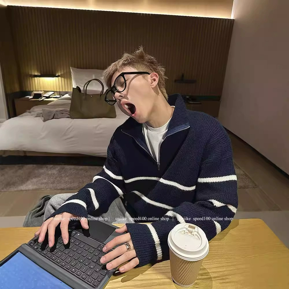 Трикотажный свитер с вертикальным вырезом в полоску в английском стиле