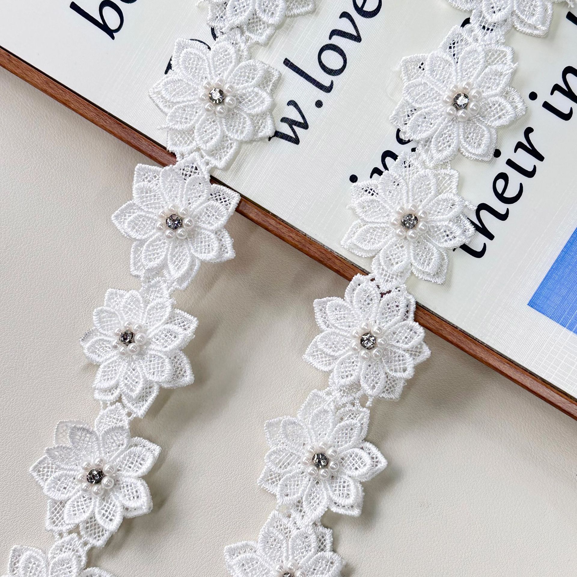 Blanco encaje perla flor encaje exquisito ropa elegante ropa infantil bolsas zapatos sombreros joyas para el cabello decoración