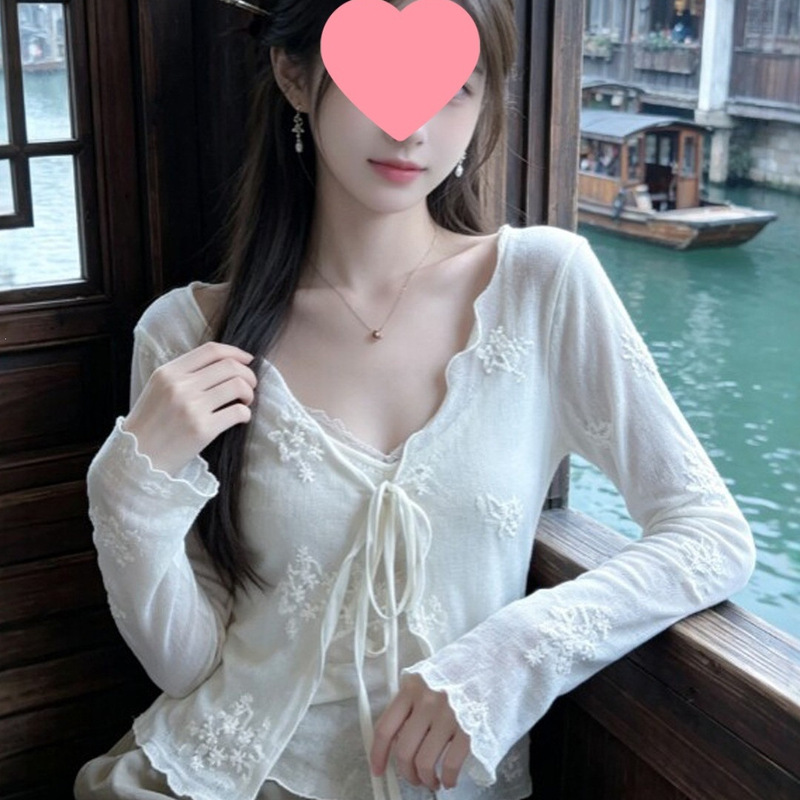Original fabric, French-style, gentle and elegant, a stunning two-piece set featuring a cardigan and a camisole, with a beautiful, figure-hugging design