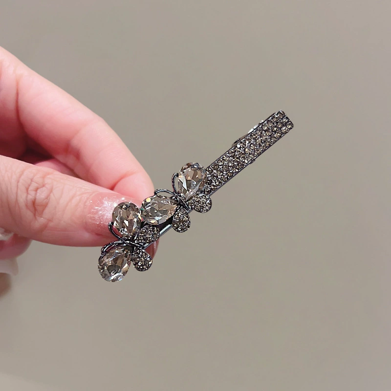 Корейский темперамент чёрная бабочка Diamond утка-подбородок девушка, держащая верхнюю заколку с flash-брендом请