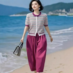中高年スーツ女性2025夏はやせて見えるフレンチストライプのデザイン感があります。