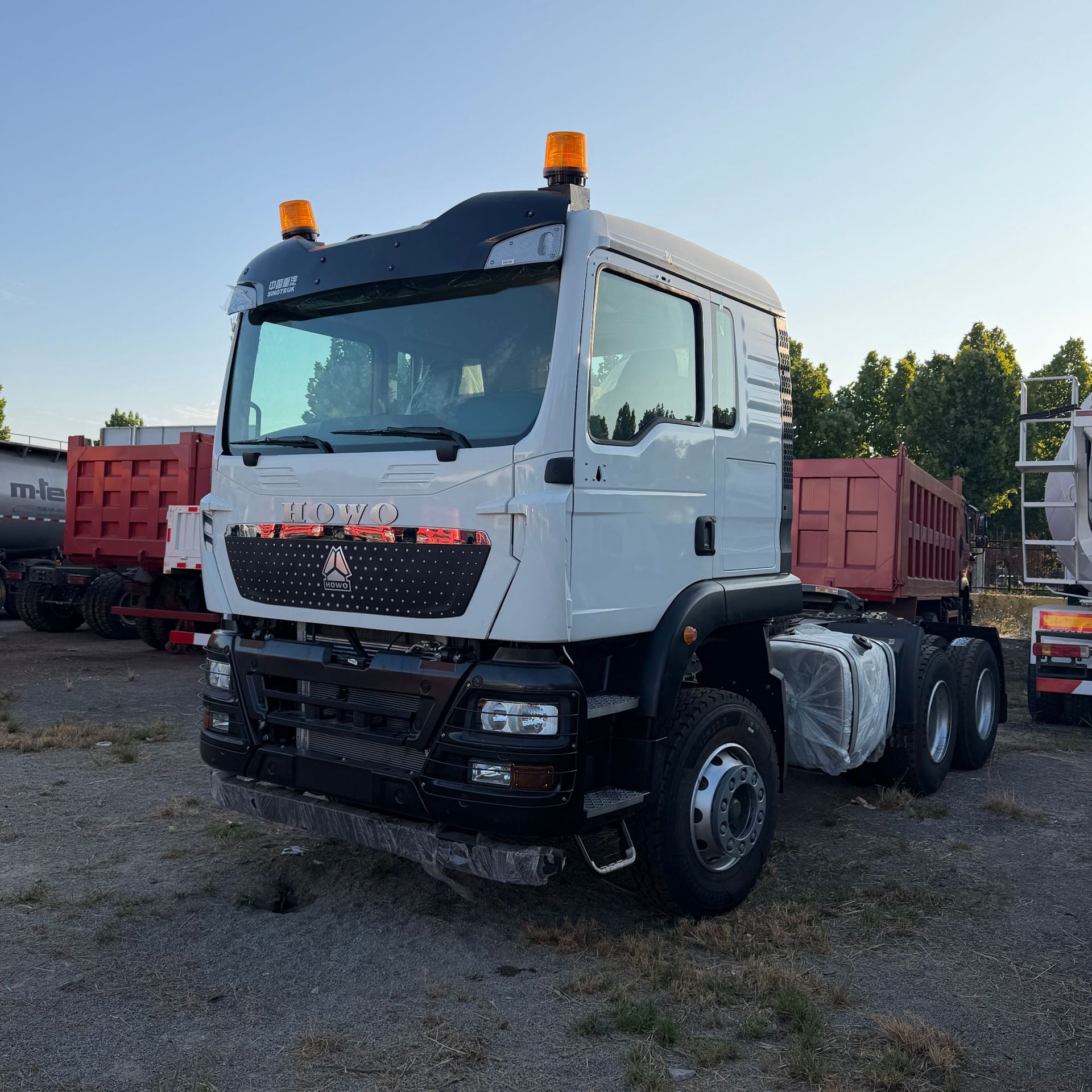 Exporting heavy-duty HOWO TX6X4 tractor head, HOWO tractor, semi-trailer, 440 horsepower towing unit