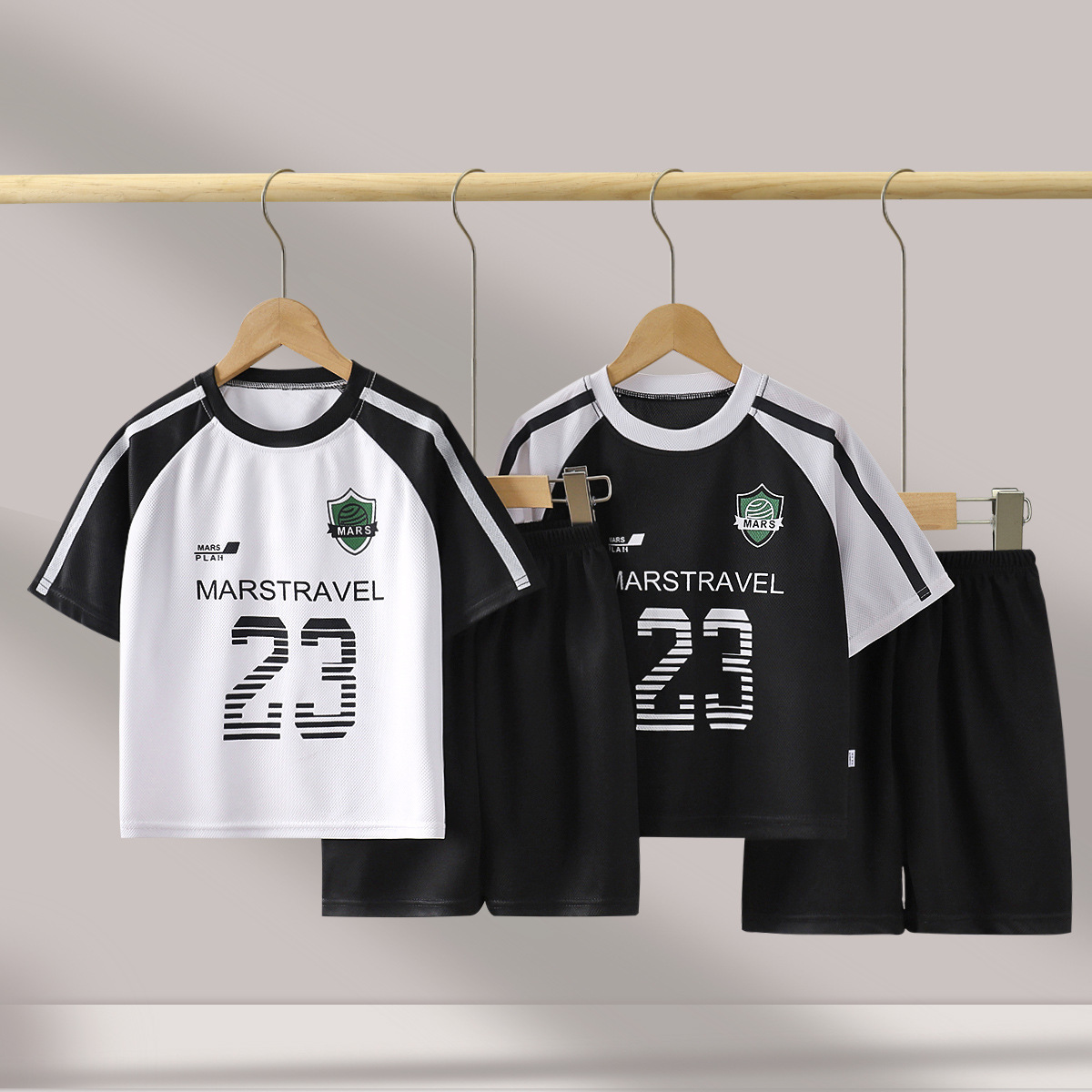 Traje deportivo para niños verano nuevo estilo uniforme de baloncesto para niños uniforme para niños pantalones cortos de manga corta ropa de secado rápido ropa para niños al por mayor