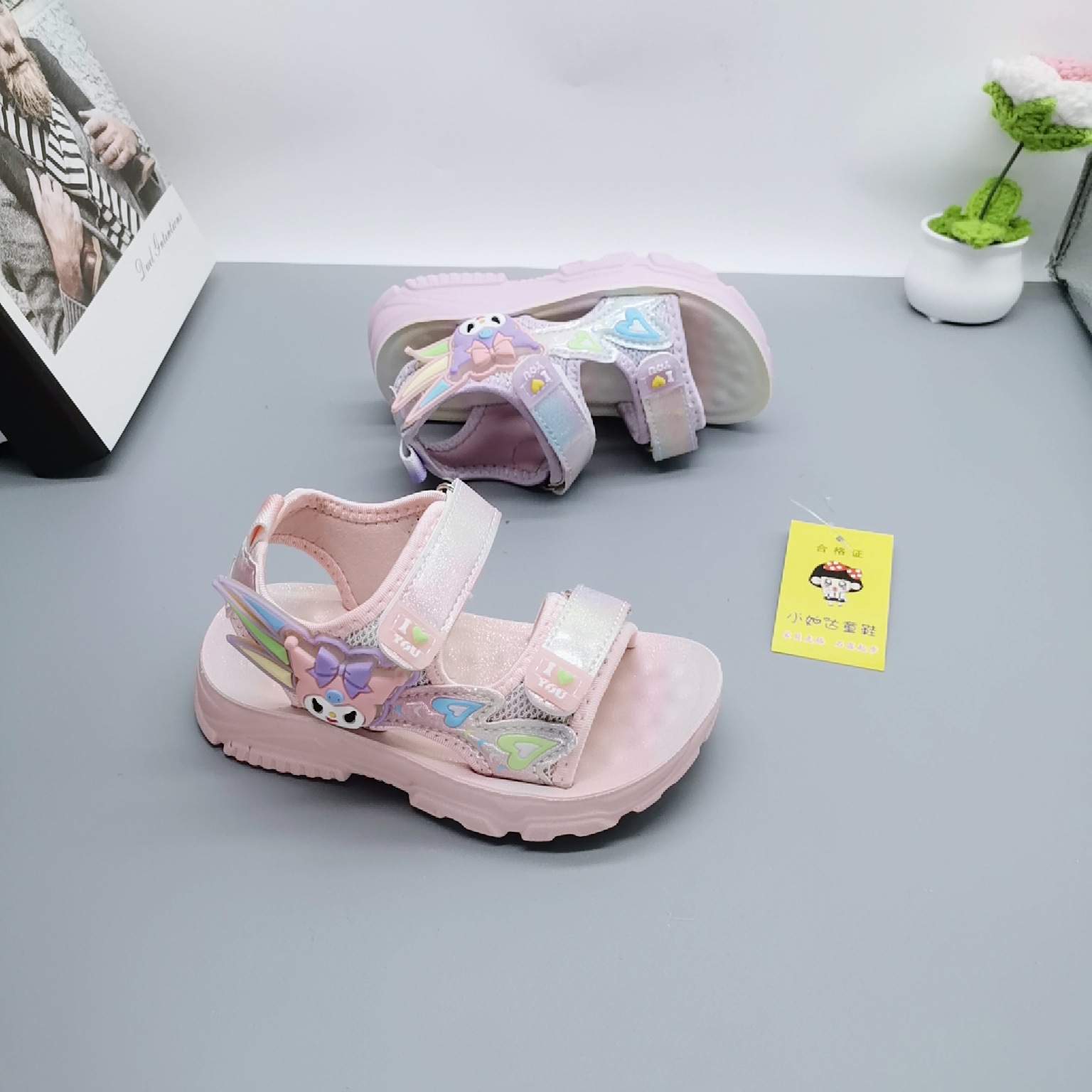 Sandalias para niñas estilo de verano 2025 estilo caliente zapatos de playa para niños zapatos de verano nuevos zapatos para niñas zapatos de princesa de estilo occidental
