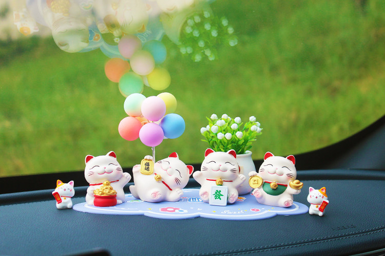 2026 New Car Ornament: Cute Fortune Cat Decoration for Car, Creative Center Console Car Interior Accessory, Internet Sensation