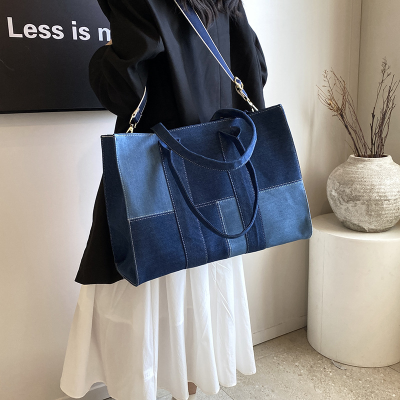 Bolso de denim de gran capacidad para mujeres 2025 nuevo color de moda mochila de hombro de viaje ocio bolso de tote de color