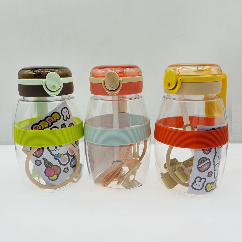 Taza de plástico de tres colores mezclados