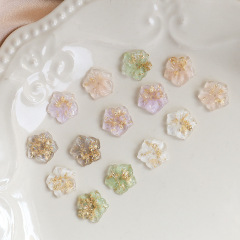 春の甘美で清新な仙気の花の中に金箔の穴付き樹脂diy手作りアクセサリーのイヤリングのヘアピンの部品があります。