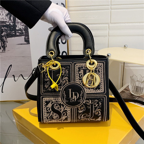 The trendy handbags of 2024, new, niche, minimalist, retro style, fashionable, super hot, grand women's handbags, crossbody bags