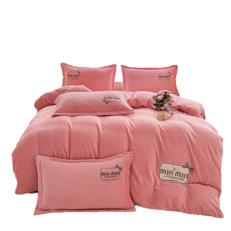 Tejido de bordado caliente grueso de lana de leche de cuatro piezas de sábanas cubiertas de edredón de bordado de tres piezas de cama al por mayor