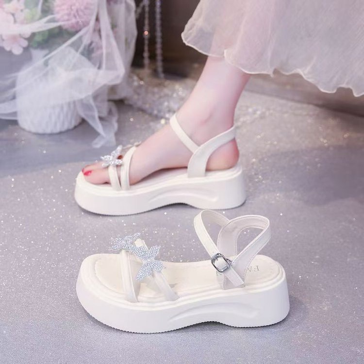 Una palabra con sandalias femeninas perlas mariposas hadas viento de verano 2026 nuevo estilo francés grueso fondo brillante sandalias cristalinas