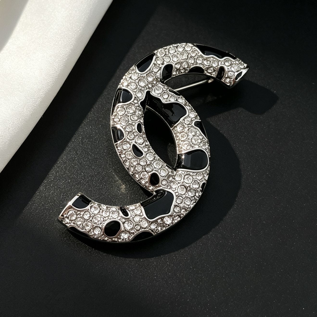26 new models of Chanel-style black and white leopard print brooches, fully encrusted with diamonds, enamel interwoven circular pins, light luxury accessories for ladies
