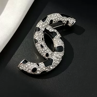 Yaxa sancaqları and white leopard print brooches, fully