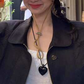 黑色爱心吊坠长项链女夏季皮质锁骨链配饰fever同款设计感卫衣链