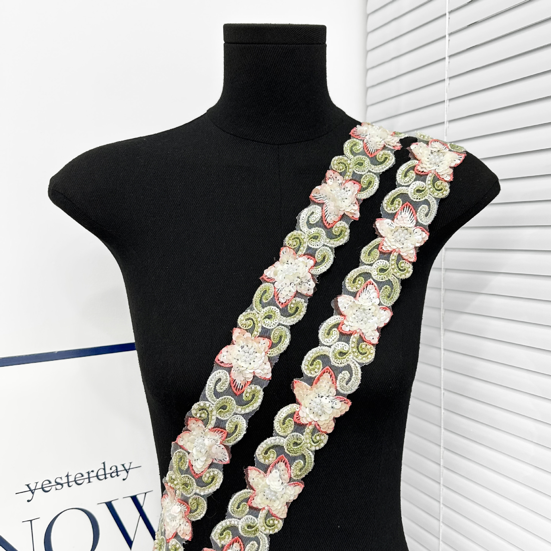 Nuevo bordado de sequillas flores de encaje de red código de barras accesorios de bordado vestido de boda accesorios de decoración de ropa china color