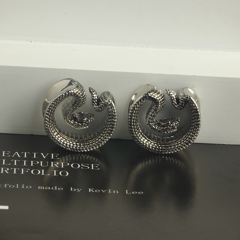 Stainless Steel Saddle Roll Snake Ear Expander - 8mm Ear Plug for Helix, Auricle, and Ear Lobe Stretching, Retro Style detail image 7