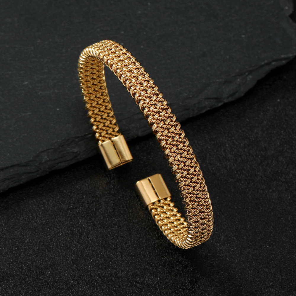 Titanium Licht luxe Hoogwaardige golf Gebakken deeg Twists opening C-vormige armband Roestvrijstalen sieraden_voghion.com
