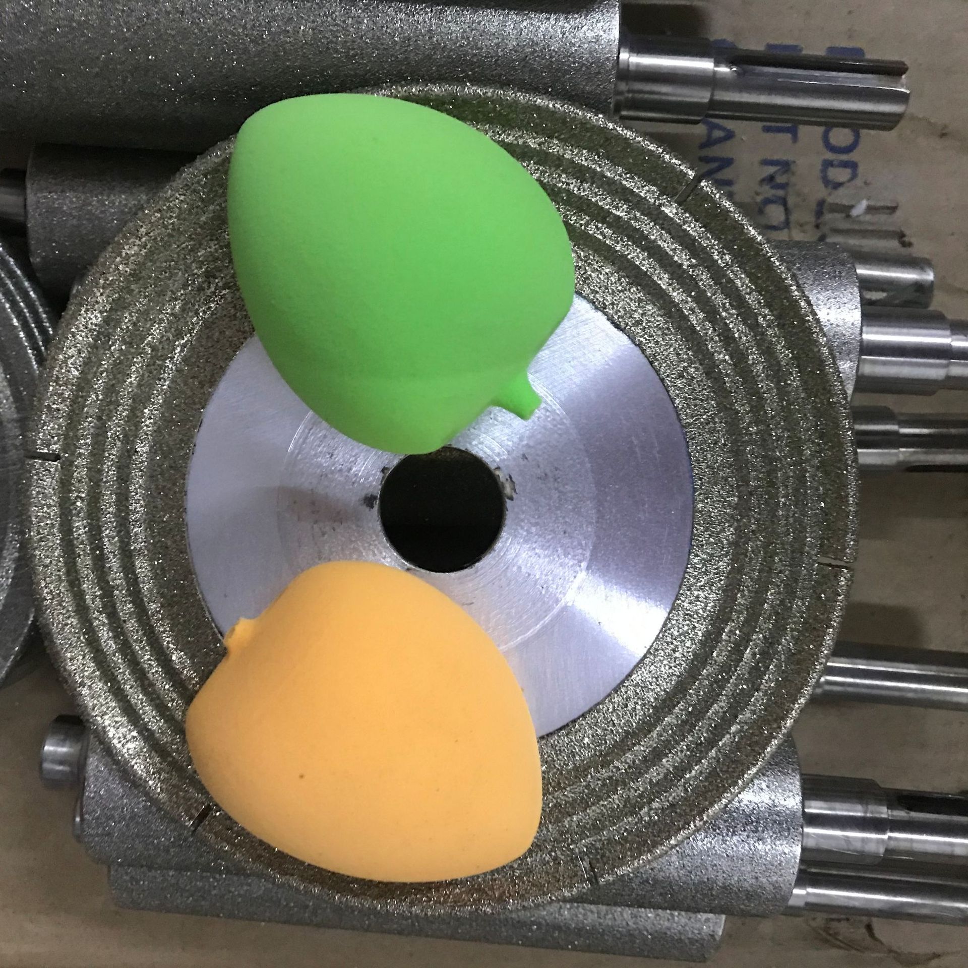 金刚砂粉扑砂轮模具，形状款式齐全，支持订做，砂轮耐磨效率很好