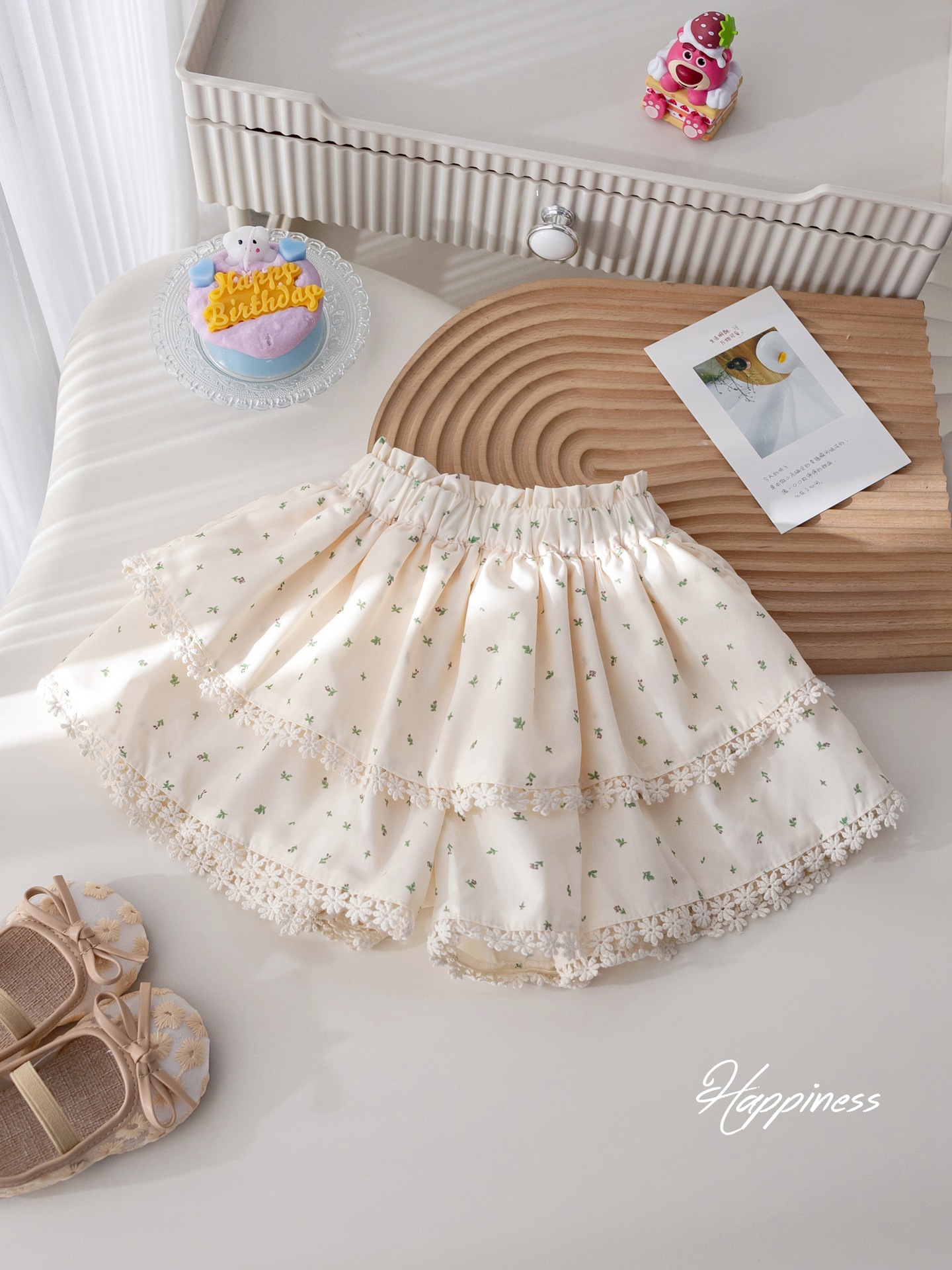 女の子の夏のスーツの韓国のキクラゲのレースの蝶結びの半袖のtシャツの洋気のレースの花のズボンのスカートの2つのセット