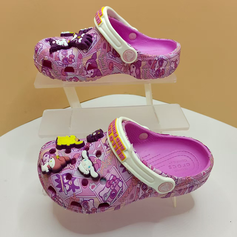 Croos Co-branding Cartoon Steely Auto Kids Hole Zapatos de verano para niños y niñas con zapatillas frías antideslizantes