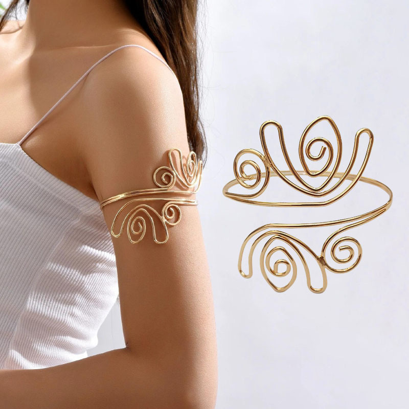 Pulsera plisada irregular de metal estilo europeo y americano fresco elegante pulsera personalidad de alto grado de lujo ligero pulsera al por mayor femenina