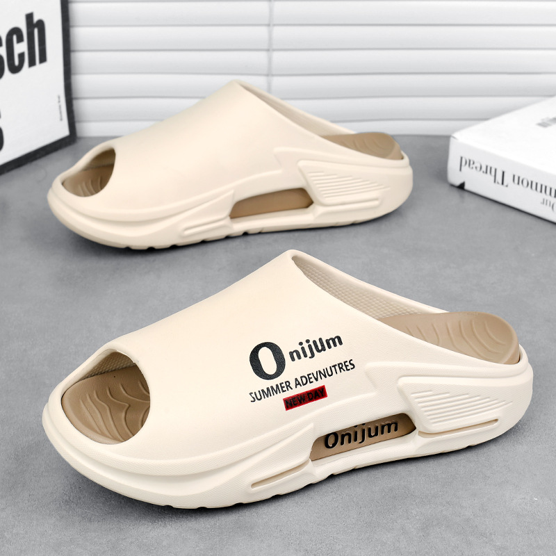 Zapatillas de pareja de verano 2025, talla grande, tendencia coreana, chanclas exteriores, moda casual, zapatillas de interior con sentido de mierda