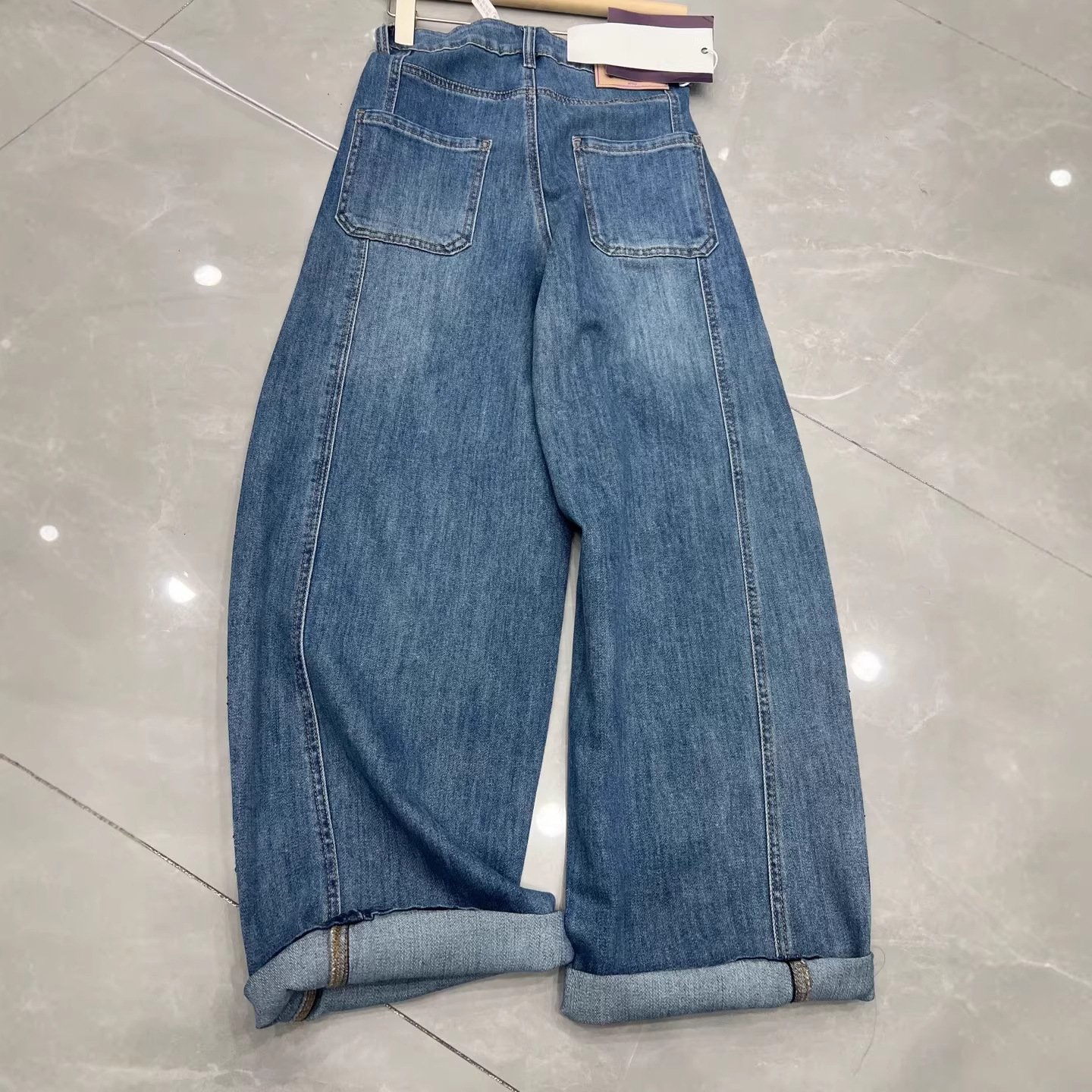 Damesjeans met gebogen pijpen, losse pasvorm, versierd met strass-steentjes, vierweg stretch denim, rechte pijpen, lange casual stijl._voghion.com