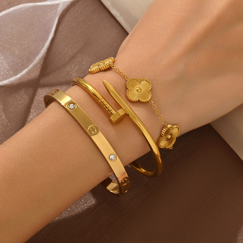 Titanium Steel Bracelet, Elegant, Luxurious and Simple Four-Leaf Clover Zircon Bracelet, Girly Style, Hot-Selling Jewelry in Europe and America Titanium Steel Bracelet, Elegant, Luxurious and Simple Four-Leaf Clover Zircon Bracelet, Girly Style, Hot-Selling Jewelry in Europe and America
