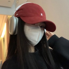 日本系百合アルファベットソフトトップ野球帽シンプル刺繍鴨舌帽のひさしが顔を見せています。