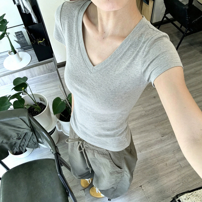 Minimalist Style Gray V-Neck Short-Sleeve T-Shirt for Women, Slim Fit, Basic Versatile Casual Top for Summer Wear Minimalist Style Gray V-Neck Short-Sleeve T-Shirt for Women, Slim Fit, Basic Versatile Casual Top for Summer Wear