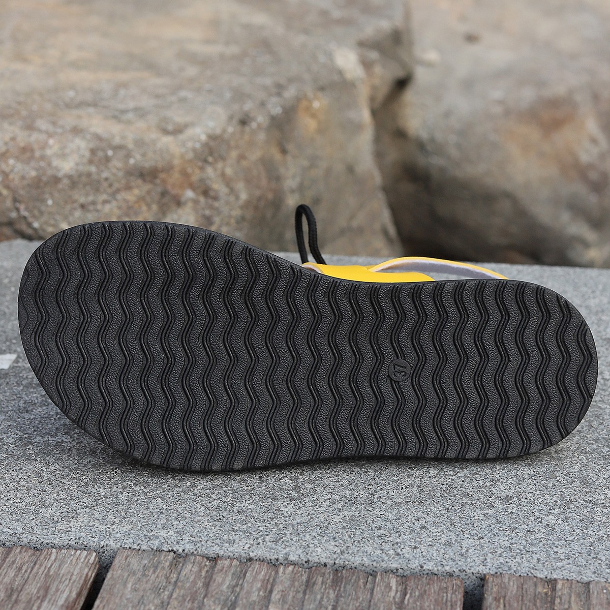 Capispalla casual color block con una sola parola e sandali da spiaggia con cinturino_voghion.com