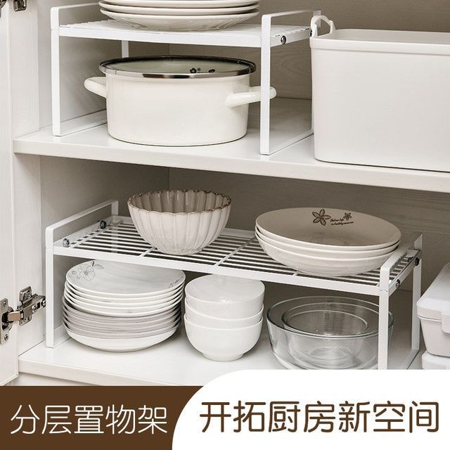 台所の床の上の層の物置棚のデスクトップの物置棚は戸棚の中の仕切りの調味料の皿の鍋棚を収納します。|undefined