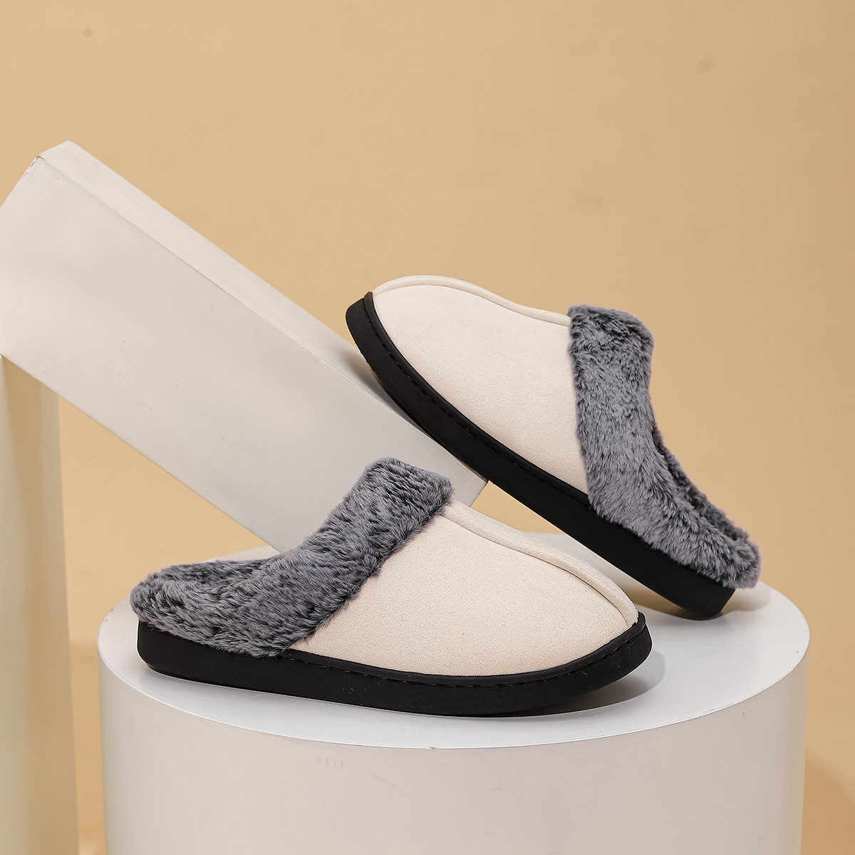 Pantuflas de algodón cálidas con forro polar para uso doméstico, para parejas, zapatos de algodón antideslizantes de suela gruesa para exteriores, pantuflas peludas de invierno al por mayor, versátiles.
