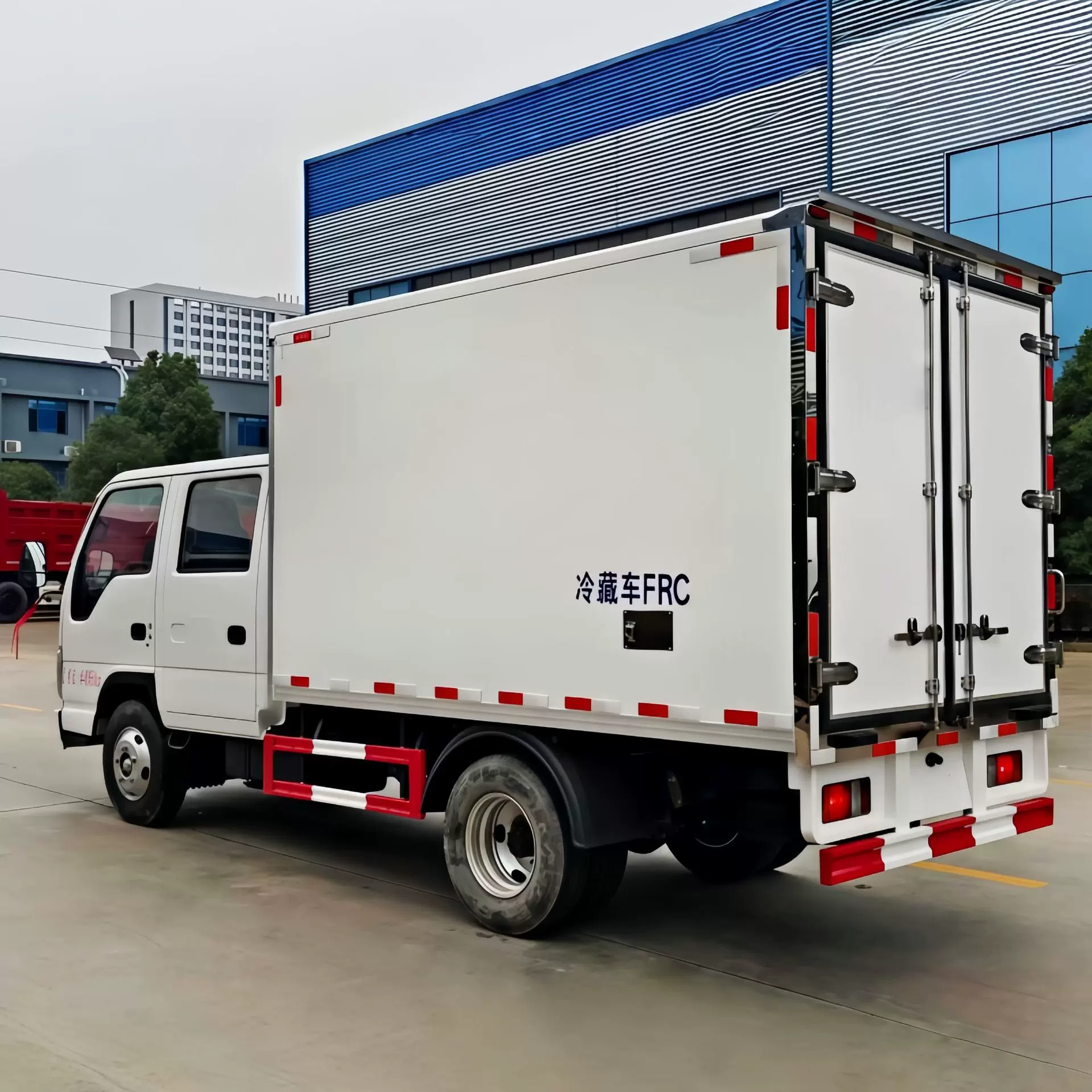 小型保温车 冻货食品果蔬保鲜运输车 蓝牌五十铃4.2米冷藏车价格