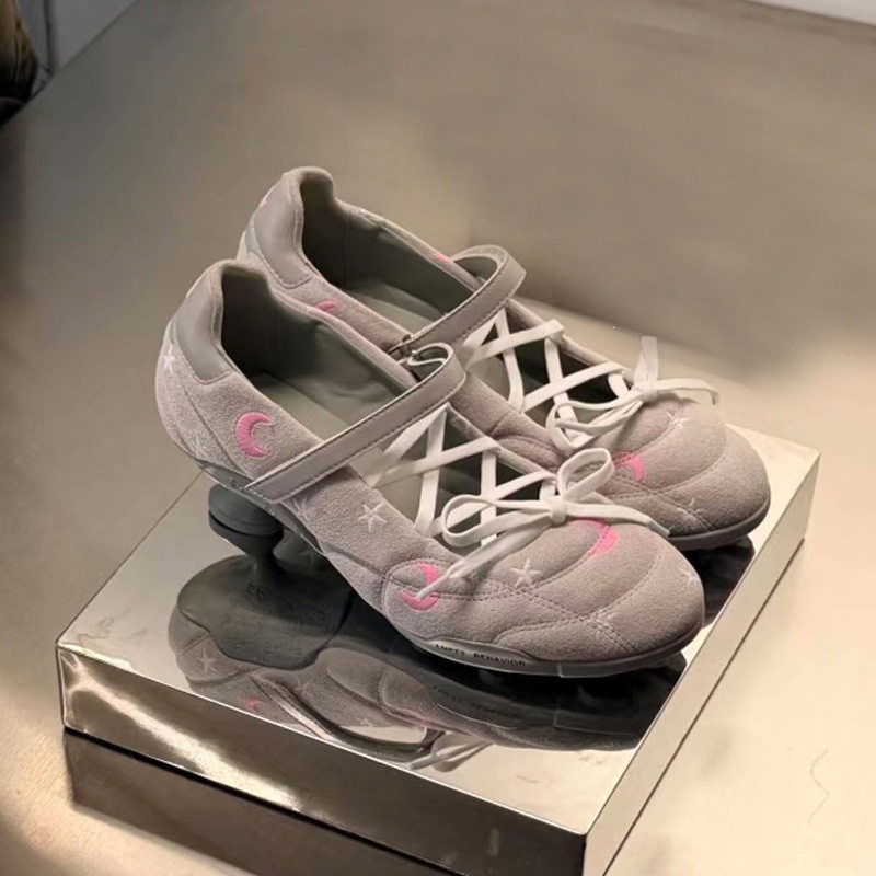 Trend sports Mary Jane shoes