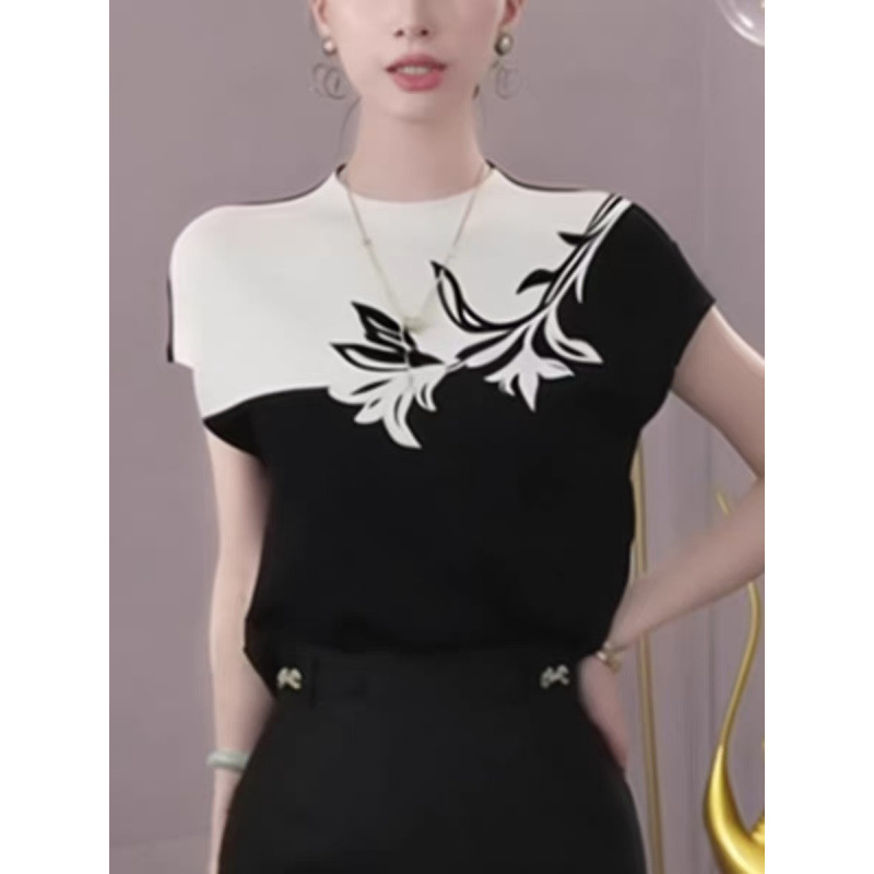 2026 New Style Women's Short-Sleeved T-Shirt, Unique and Beautiful, Super Stylish Black and White Patchwork Knit Top 2026 New Style Women's Short-Sleeved T-Shirt, Unique and Beautiful, Super Stylish Black and White Patchwork Knit Top