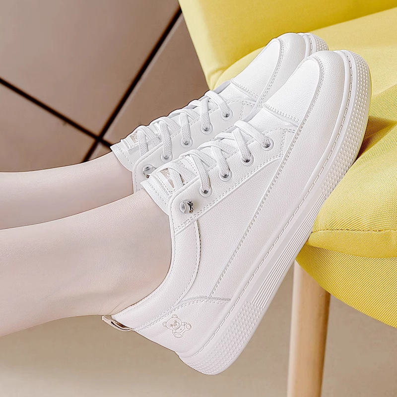 2026 zapatos blancos de primavera nuevos zapatos de estilo coreano para niñas estudiantes aumentaron suela gruesa zapatos casuales transpirables de cuero para mujeres 2066