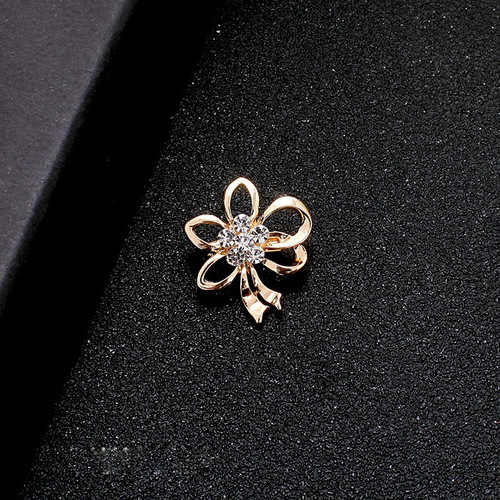 Golden Pineapple Brooch for Ladies - High-End and Refined, Wholesale Flower Brooch, Retro Design, Anti-Transparency Sweater Pin, Small Accessory and Décor