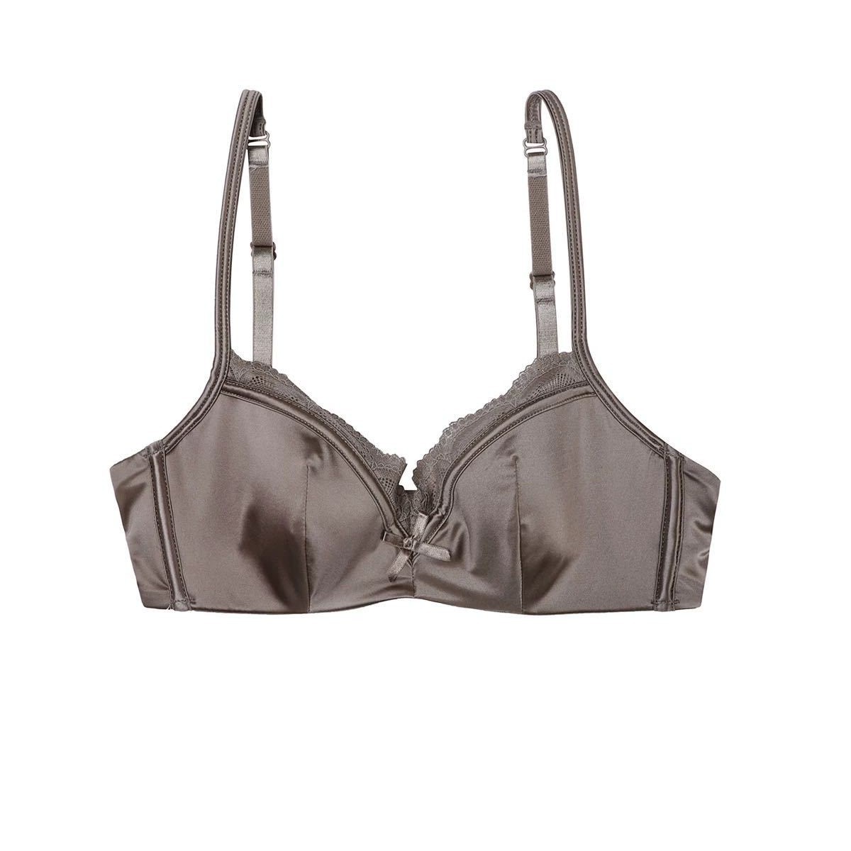 Los pechos pequeños de encaje francés muestran ropa interior de niña grande y pura